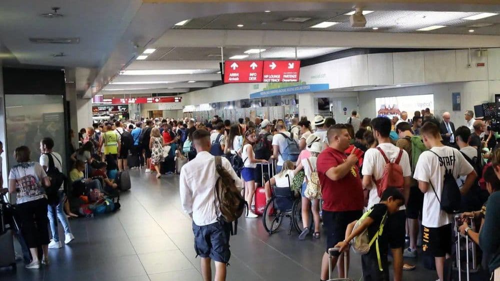 Equipes de resgate atendem comandante que passou mal durante voo de Dublin. Reprodução: ig.com.br