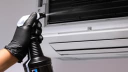 Limpiador multiusos para ares acondicionados promete ação eficaz contra sujeira e odores. Reprodução: EL PAÍS Escaparate