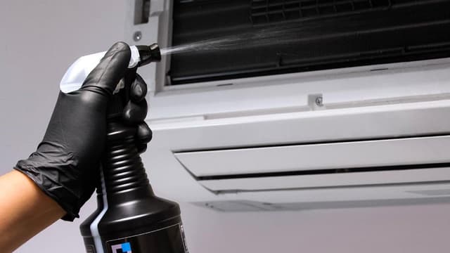 Limpiador multiusos para ares acondicionados promete ação eficaz contra sujeira e odores. Reprodução: EL PAÍS Escaparate