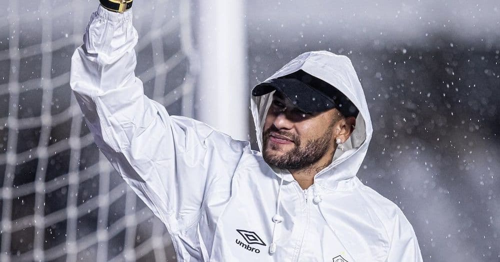 Atacante apoia equipe em preleção antes do jogo contra o Bahia. Reprodução: Estadão