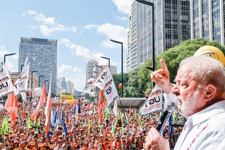 Grupo de trabalhadores entrega carta com demandas durante evento do Dia do Trabalhador. Reprodução: CNN Brasil