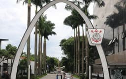 Torcedores do Corinthians protestam contra Memphis Depay em frente ao Parque São Jorge.; Legenda da imagem. Reprodução: Esporte.