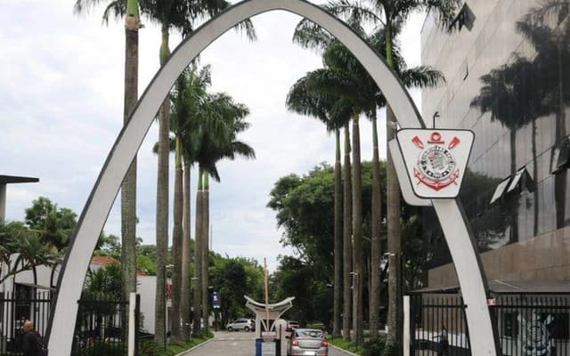 Torcedores do Corinthians protestam contra Memphis Depay em frente ao Parque São Jorge.; Legenda da imagem. Reprodução: Esporte.