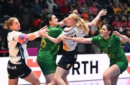 [Brasil celebra vitória histórica no Mundial de handebol]. Reprodução: Ge