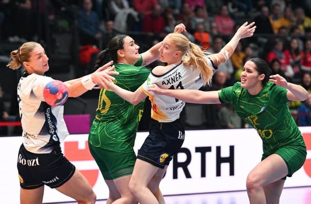 [Brasil celebra vitória histórica no Mundial de handebol]. Reprodução: Ge