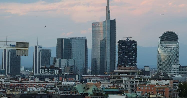 S&P melhora classificação de crédito da Itália para BBB+, destacando a resiliência da economia. Reprodução: Reuters