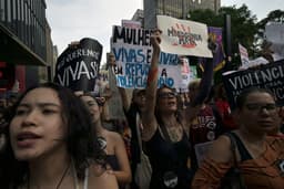 Manifestantes seguram cartazes em marcha contra feminicídio, mobilizando 90 cidades.. Reprodução: Oglobo