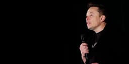 Elon Musk se prepara para atualizar investidores sobre os ganhos do segundo trimestre da Tesla. Reprodução: Anna Moneymaker/Getty Images