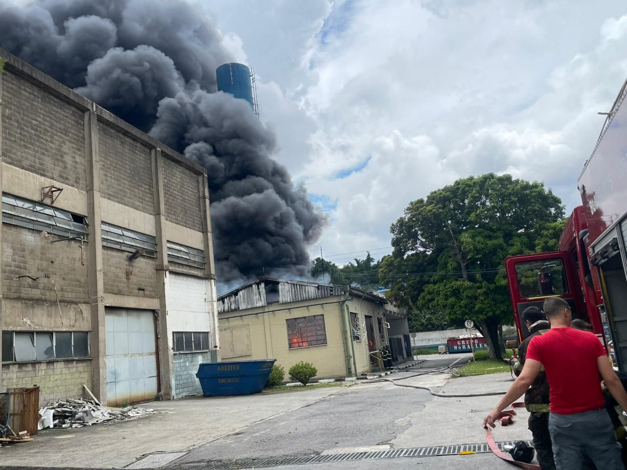Incêndio atinge empresa de tintas em São Bernardo do Campo. Reprodução: G1