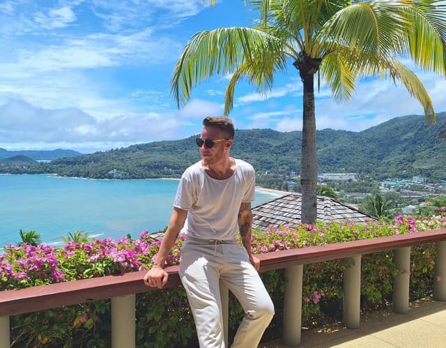 Andre Neveling em Phuket, diante do mar e palmeiras, para recuperação de burnout. Legenda da imagem. Reprodução: Retorno do item 11