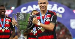 Luiz Araújo brilha e busca titularidade no Flamengo