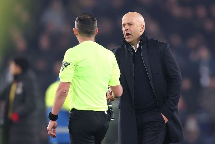 Técnico do Liverpool é punido por ofensas a árbitro