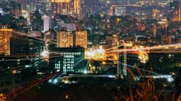 Florianópolis é destacada como a principal cidade inteligente do Brasil, exemplificando inovações urbanas. Reprodução: Tecnoblog