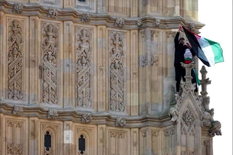 Manifestante levanta bandeira palestina no Big Ben