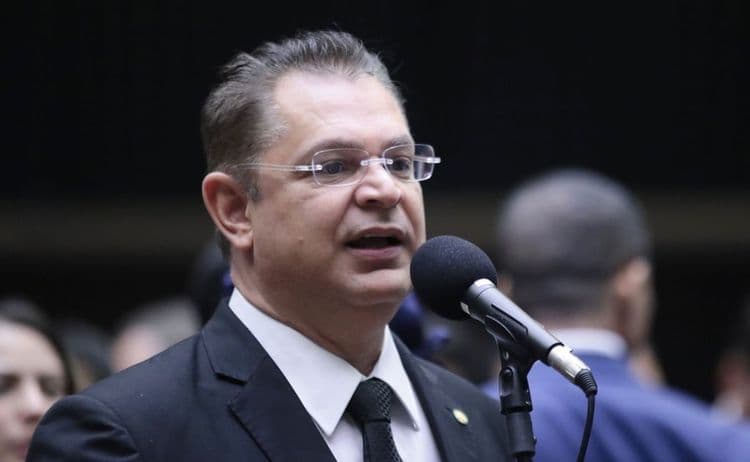 Líder do PL se reúne com Centrão sobre anistia