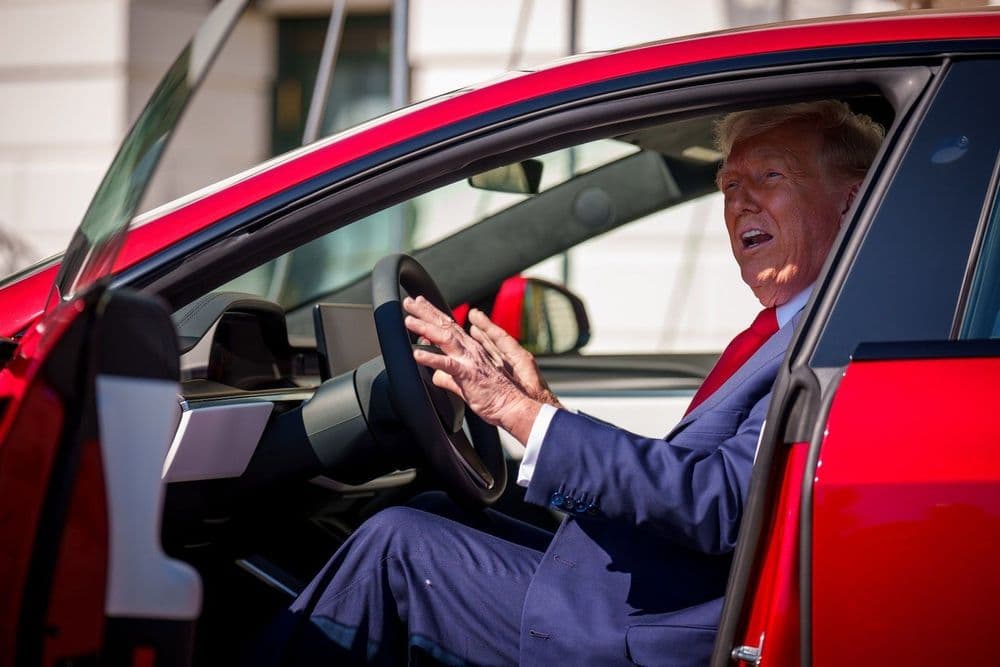 Donald Trump em um Tesla, enquanto novas políticas afetam subsídios de energia limpa. Reprodução: Gizmodo