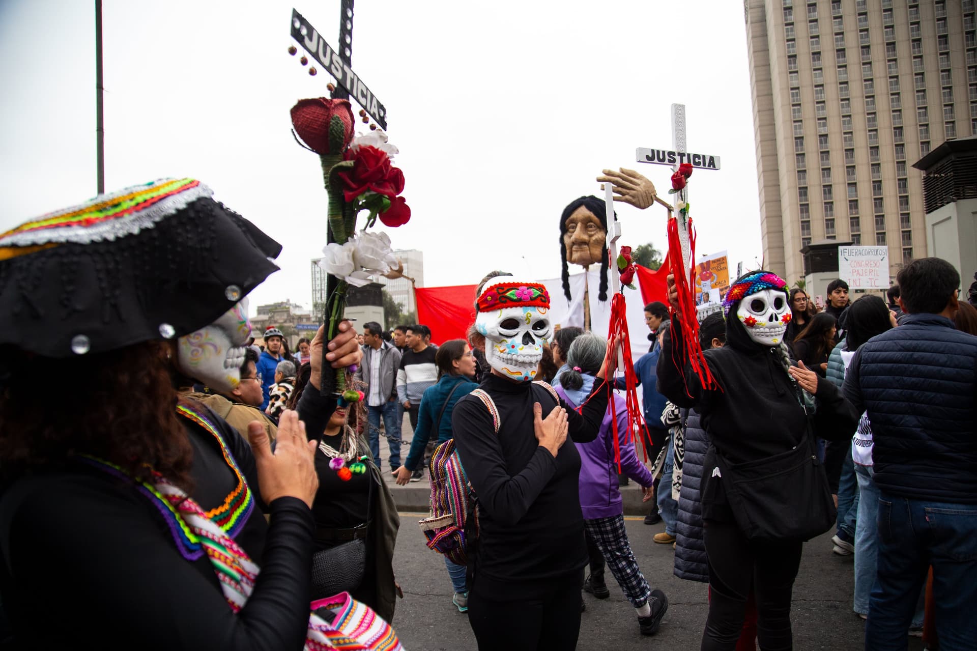 Manifestantes em Lima protestam junto ao Congresso, com confrontos à polícia e um enorme violino como símbolo. Legenda da imagem. Reprodução: Retorno do item 11