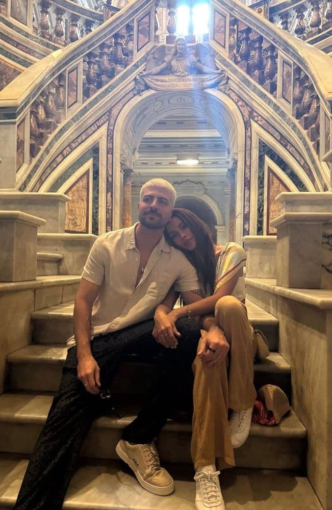 Ian Bortolanza e Anitta demonstram carinho no Carnaval, consolidando seu relacionamento discreto. Reprodução: Globo