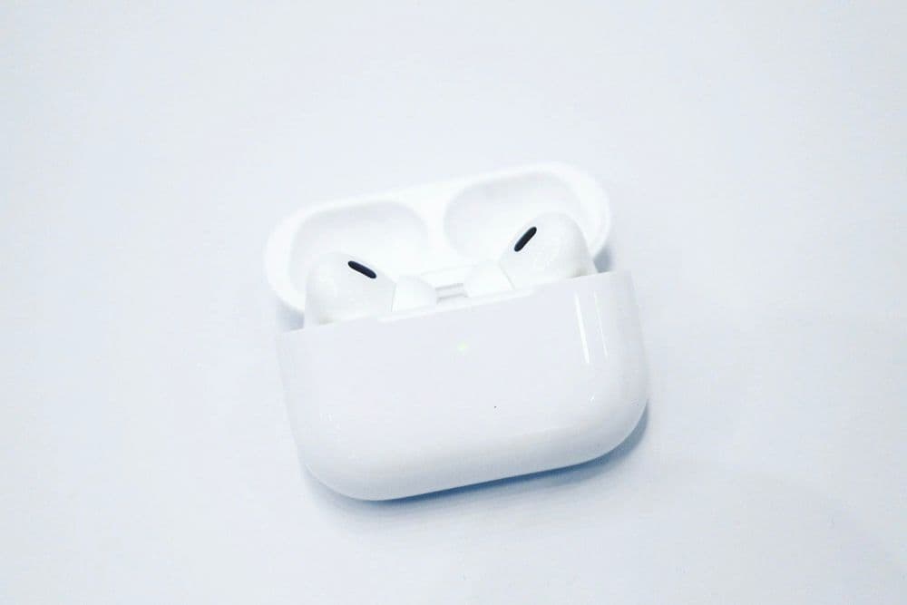 Imagem de AirPods Pro, destacando uma possível questão com a assistente virtual Siri. Reprodução: Bloomberg