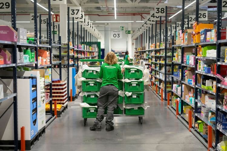 Empregada da Mercadona em Boadilla do Monte, contrária à redução da jornada laboral. Legenda da imagem. Reprodução: Javier García Ropero