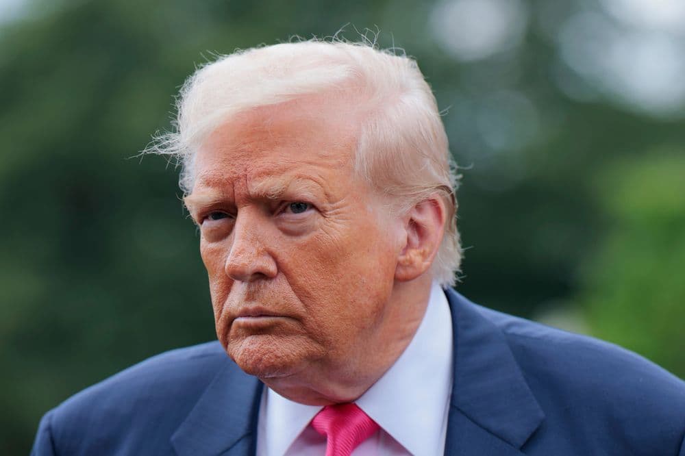 Donald Trump durante visita à Escócia, enfrentando controvérsia com o Wall Street Journal. Reprodução: Business Insider