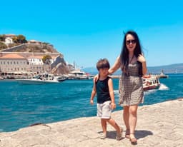 Mãe e filho aproveitam viagem em Hydra, compartilhando experiências de viagem em família. Reprodução: Christine Ma-Kellams