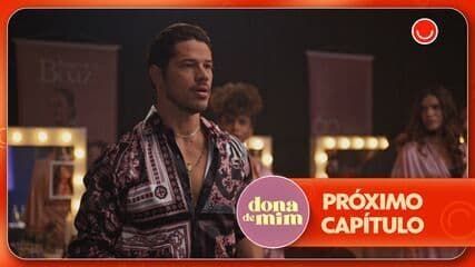 Lui Lorenzo chega à festa de 60 anos da Boaz, mas enfrenta o desafio de estar sem voz. Reprodução: Globo