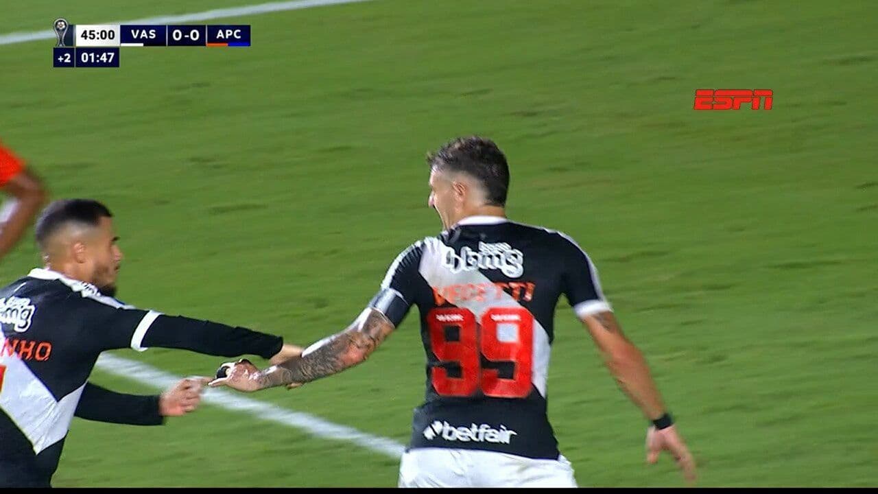Jogadores do Vasco comemoram a vitória contra o Puerto Cabello na Copa Sul-Americana 2025. Reprodução: Globo
