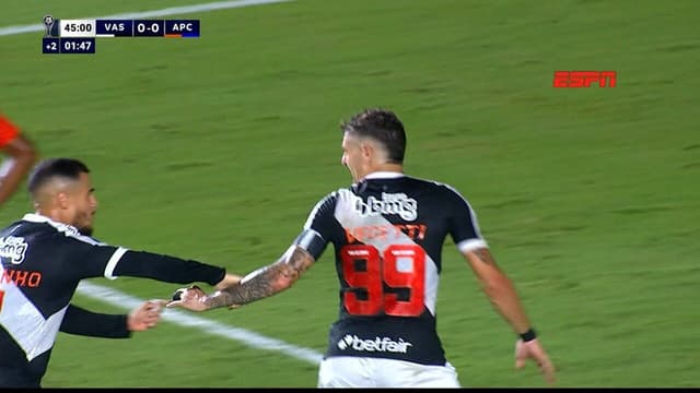 Jogadores do Vasco comemoram a vitória contra o Puerto Cabello na Copa Sul-Americana 2025. Reprodução: Globo