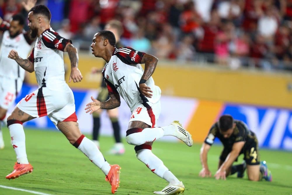 Flamengo empata com Los Angeles em jogo recheado de chances e bola na trave. Reprodução: Globo