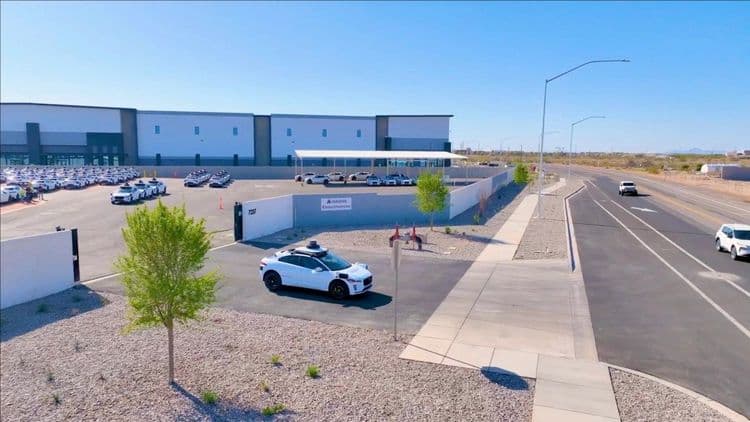 Waymo exibe parte de sua frota de veículos autônomos, incluindo Jaguar I-Pace. Reprodução: TechCrunch
