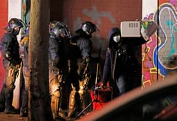 Mossos iniciam despejo do maior assentamento de migrantes da Catalunha em Badalona. Reprodução: Elpais