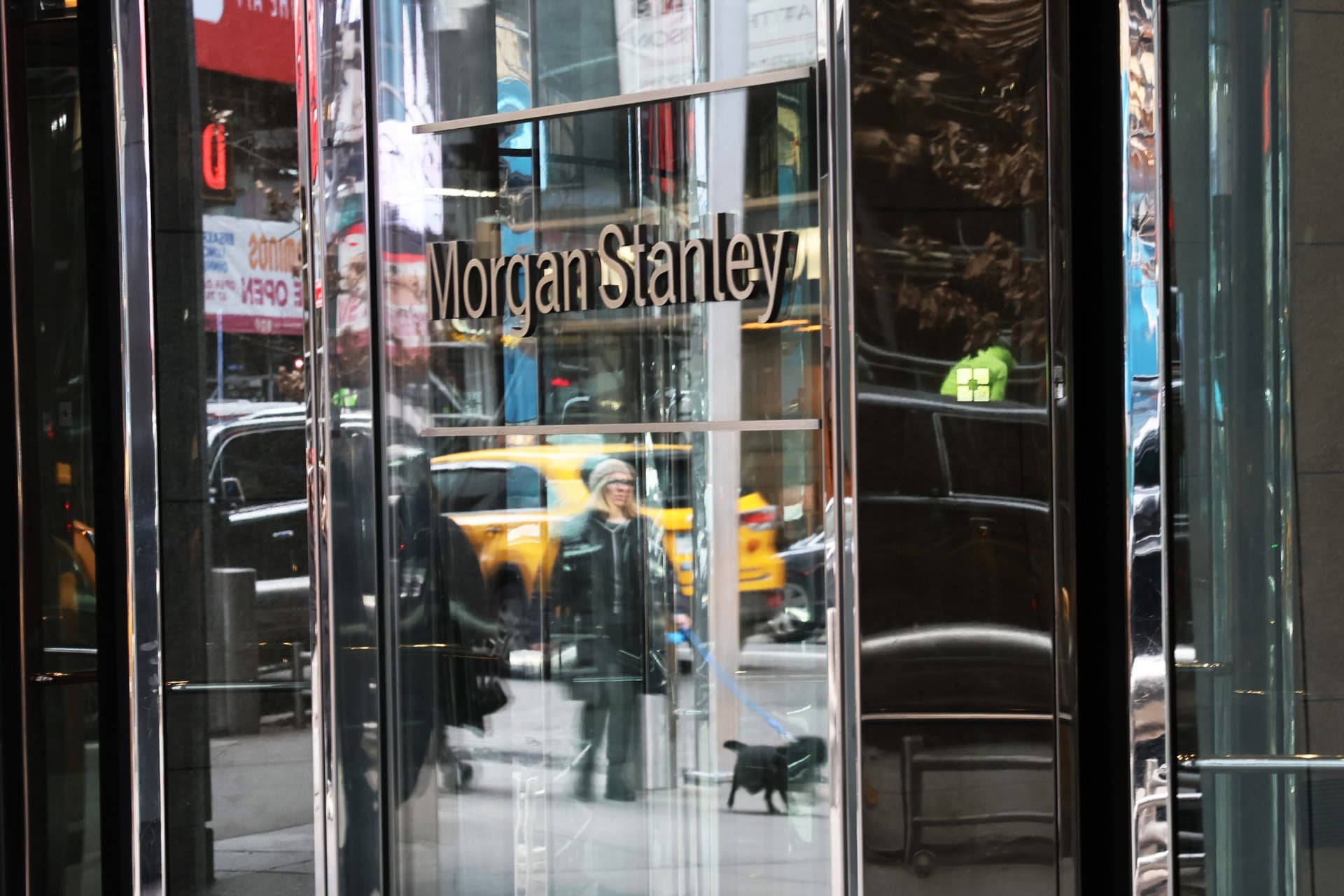 Regina Savage, diretora da Morgan Stanley, destaca a importância de as oportunidades para estagiários. Reprodução: Business Insider