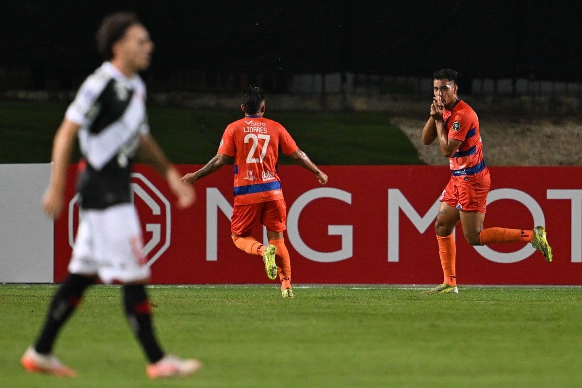 Jogador do Vasco celebra gol em partida contra o Puerto Cabello. Reprodução: Globo