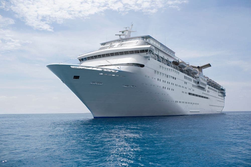 Dois passageiros foram resgatados após caírem do Disney Dream durante a viagem. Reprodução: Business Insider