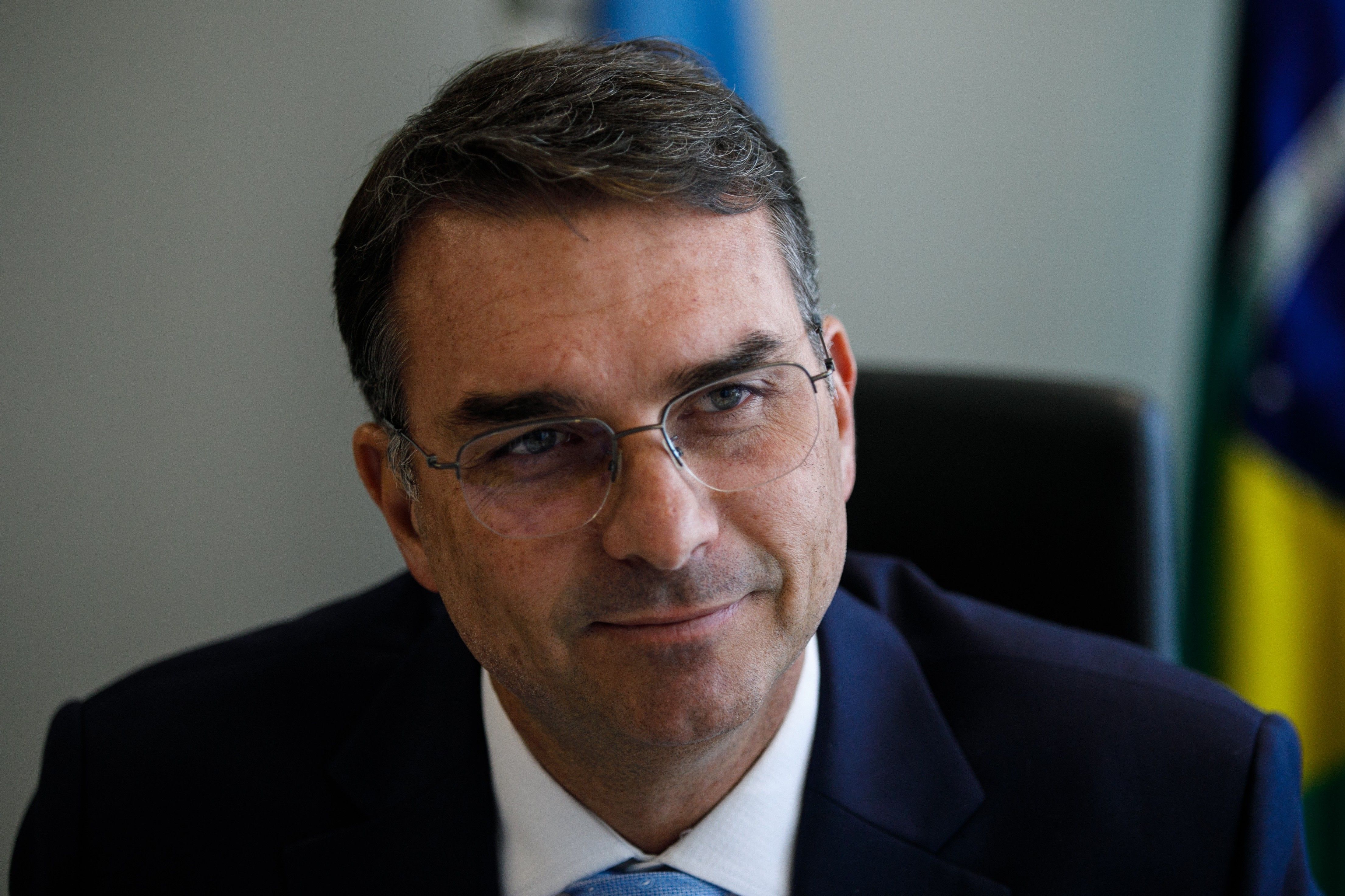 Flávio Bolsonaro em entrevista exclusiva, em busca de marqueteiro e palanques para reduzir rejeição.. Reprodução: Oglobo