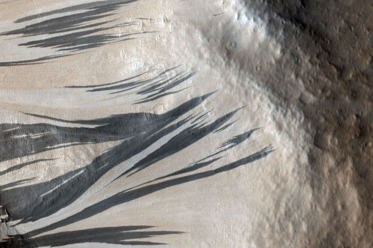Cientistas debatem a origem das estranhas marcas na superfície de Marte.; Reprodução: Gizmodo