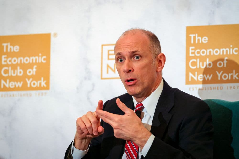 Austan Goolsbee discute as taxas de juros e a inflação no Aspen Ideas Festival. Reprodução: Reuters