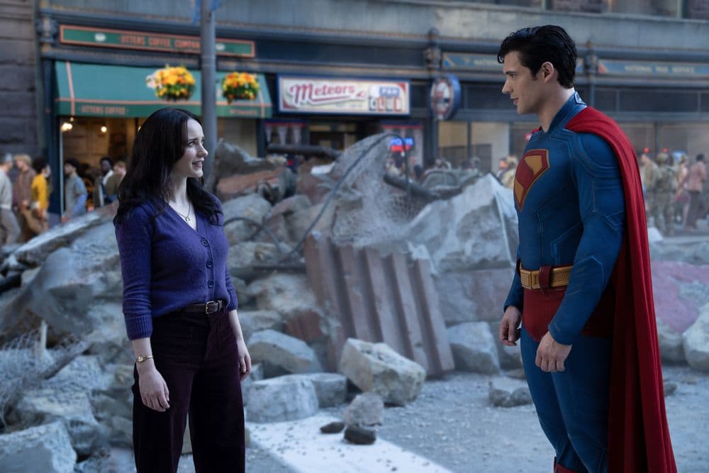 Superman e Krypto observam a Terra da Lua em cena pós-crédito do novo filme. Reprodução: Globo