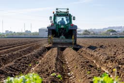 Agricultor utiliza trator em Sevilla enquanto conjunto de comunidades se opõe a cortes de fundos da União Europeia. Reprodução: El País