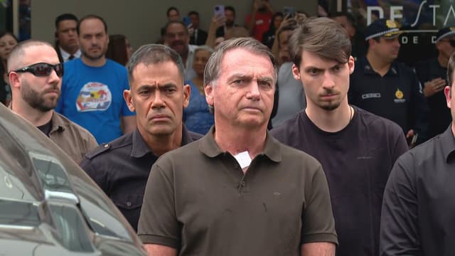 Bolsonaro deixa hospital após retirada de lesões na pele. Legenda da imagem. Reprodução: Retorno do item 11