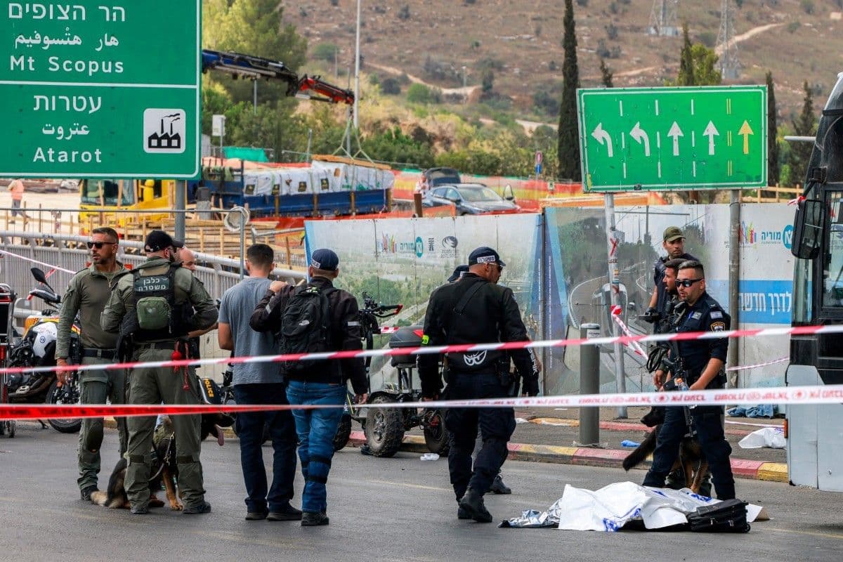 Ponto de ônibus em Jerusalém após ataque a tiros que deixou seis mortos e 10 feridos. Legenda da imagem. Reprodução: O Globo
