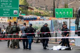 Ponto de ônibus em Jerusalém após ataque a tiros que deixou seis mortos e 10 feridos. Legenda da imagem. Reprodução: O Globo