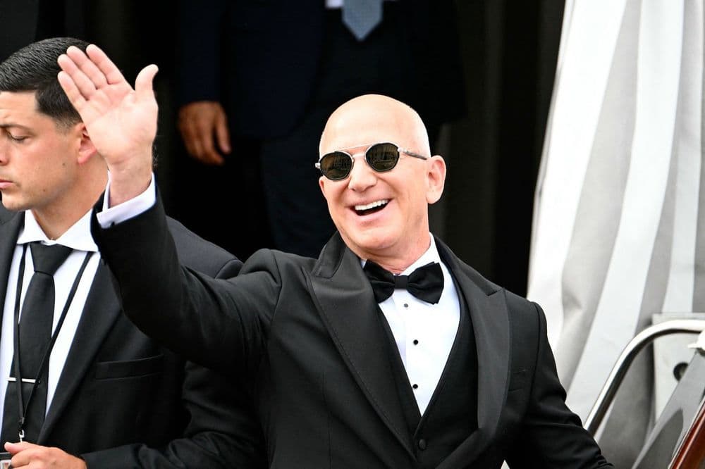 Jeff Bezos sai do Aman Hotel em Veneza no dia do seu casamento. Reprodução: Gizmodo