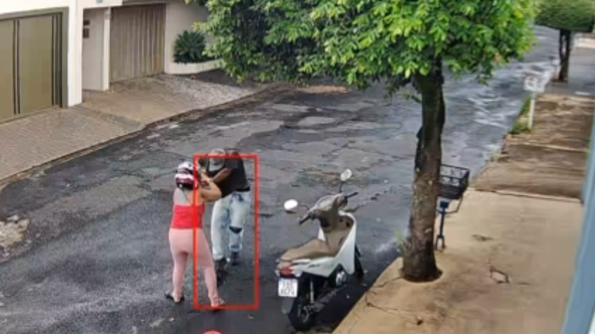 Mulher confronta assaltantes durante roubo de celular em MG. Reprodução: G1