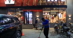 Protestos e ataques em cadeia de fast-food KFC no Paquistão geram dezenas de prisões. Reprodução: Reuters