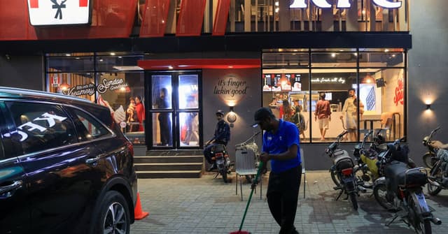 Protestos e ataques em cadeia de fast-food KFC no Paquistão geram dezenas de prisões. Reprodução: Reuters
