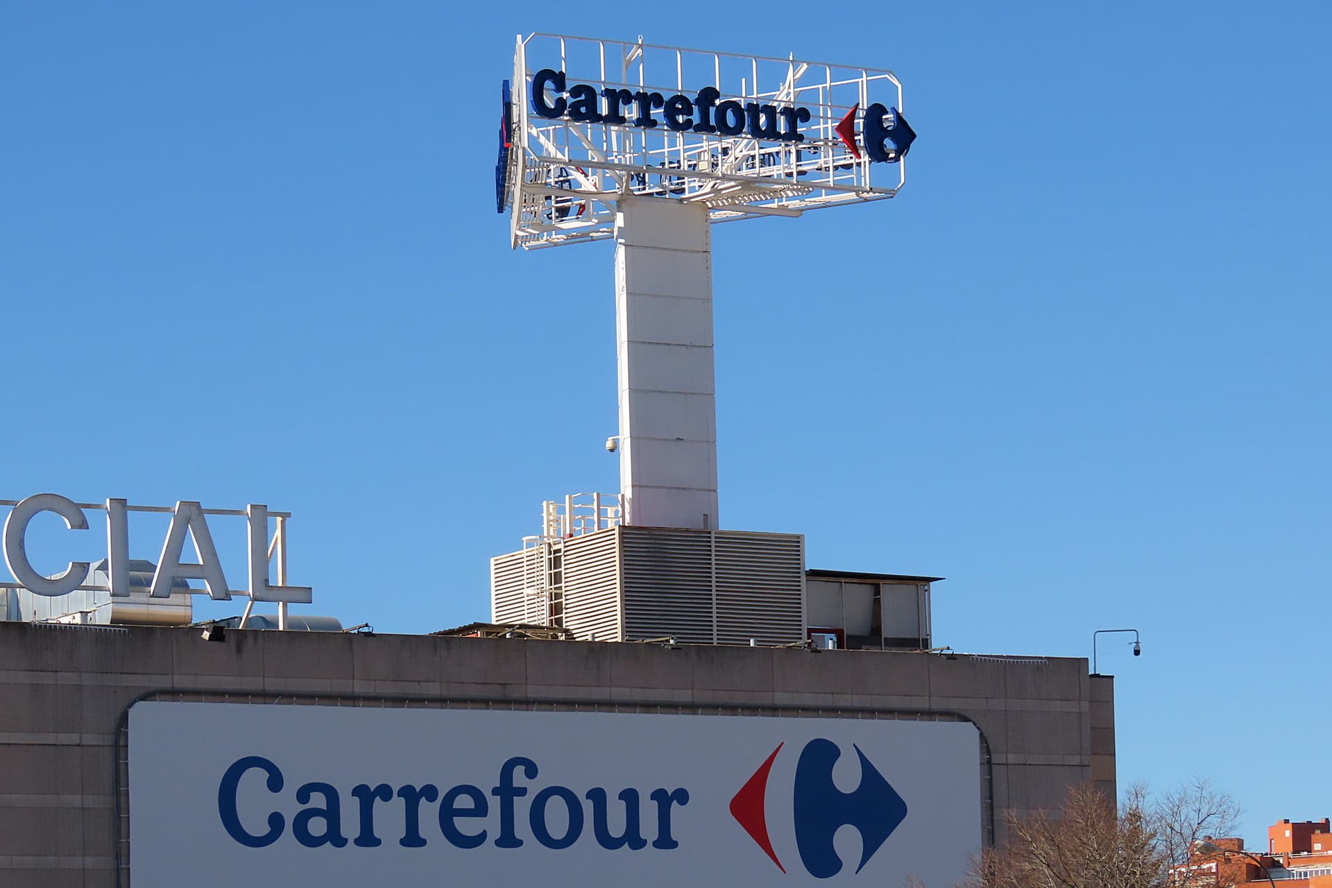 Hipermercado Carrefour em El Prat de Llobregat enfrenta queda nas vendas em 2024.; Legenda da imagem. Reprodução: El País