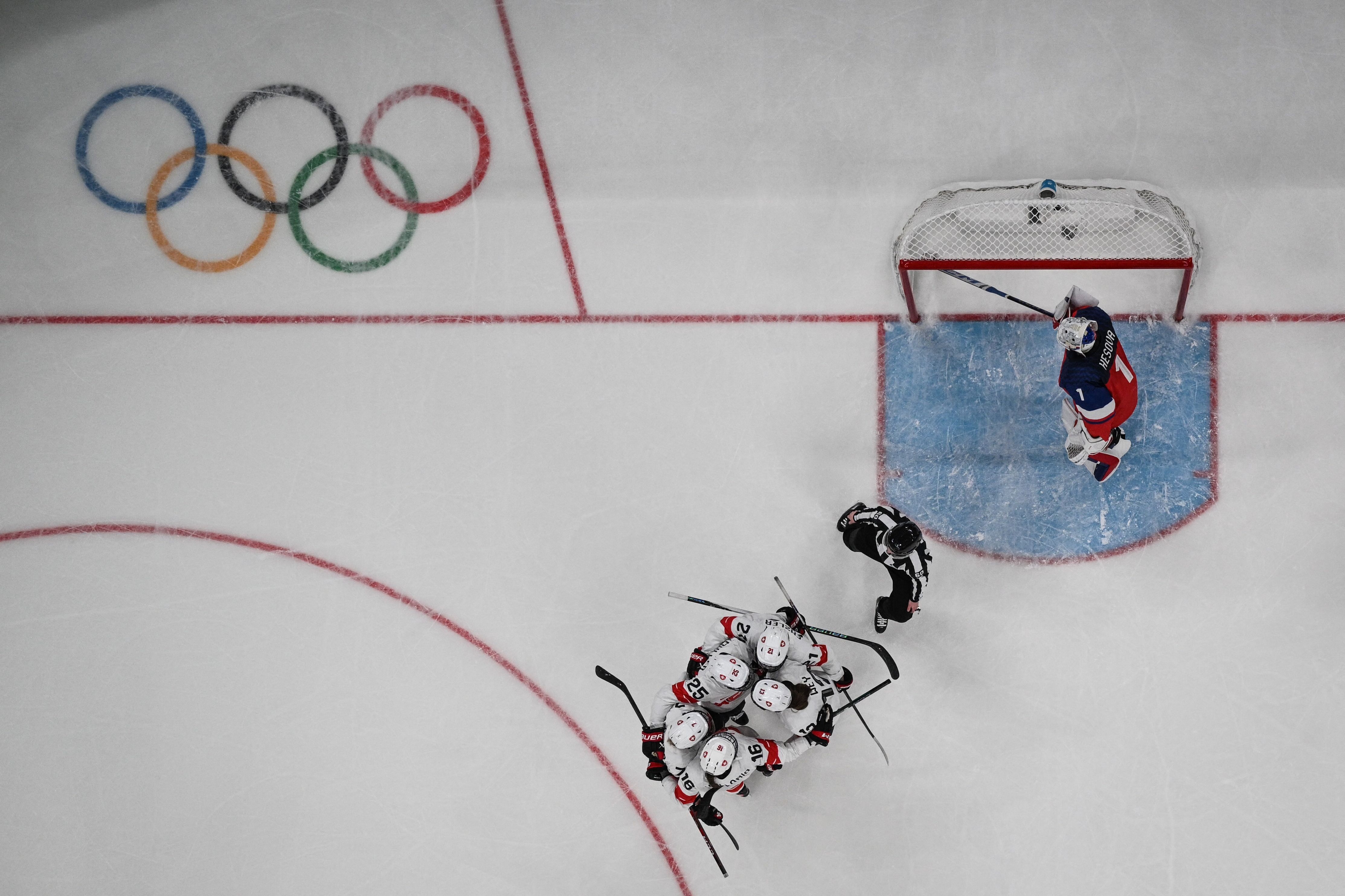 Hóquei no gelo: jogadoras suíças celebram após marcar gol.. Reprodução: Oglobo