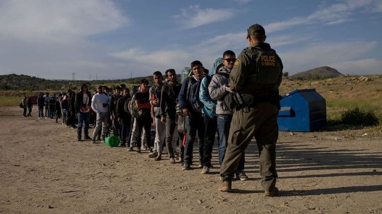 Imigrantes indianos relatam algemas durante voo de deportação